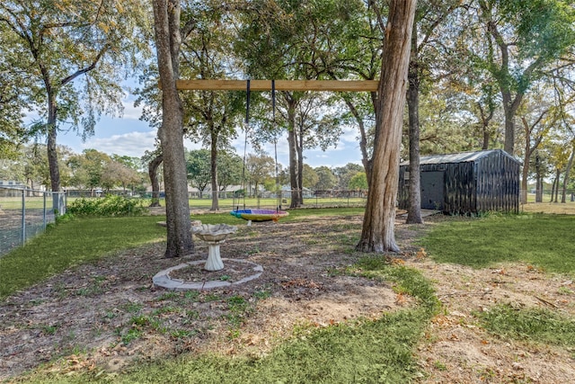 view of yard featuring an outbuilding