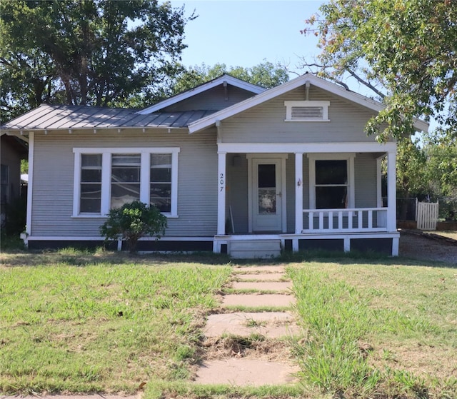 view of front of home featuring a porch and a front yard