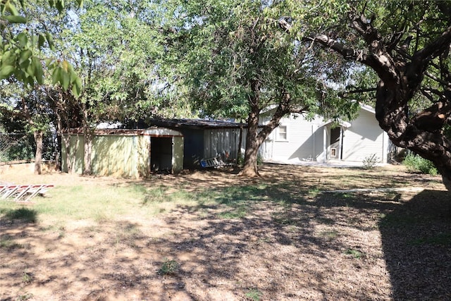 view of yard with an outbuilding