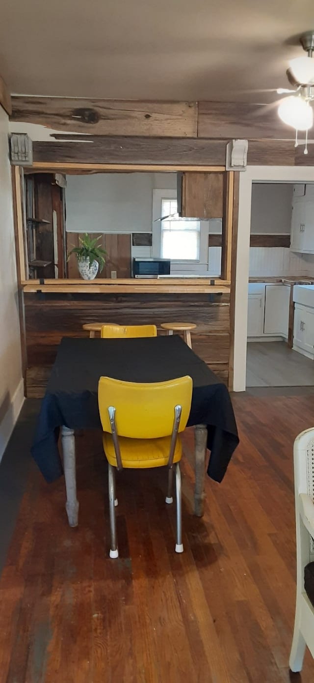 dining room with dark wood-type flooring and ceiling fan