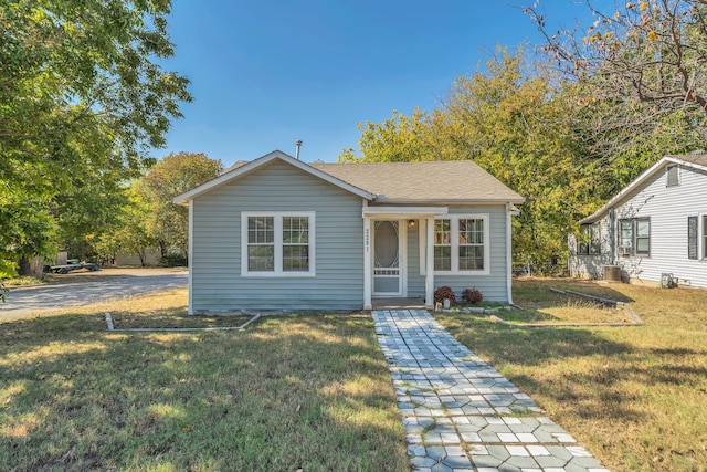 bungalow featuring a front yard