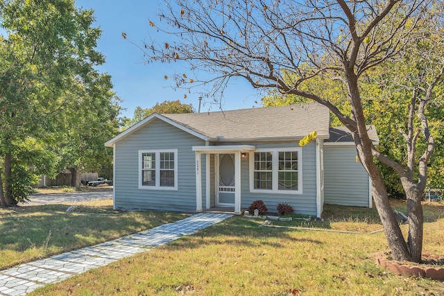 single story home with a front lawn