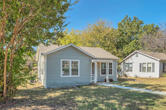 view of front of property featuring a front yard