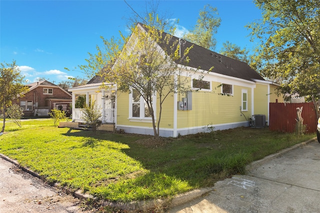 view of front facade featuring central AC unit and a front lawn