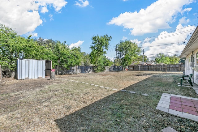 view of yard with a storage shed