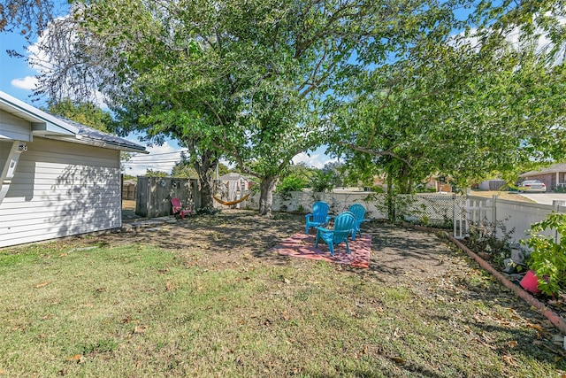 view of yard featuring a storage unit