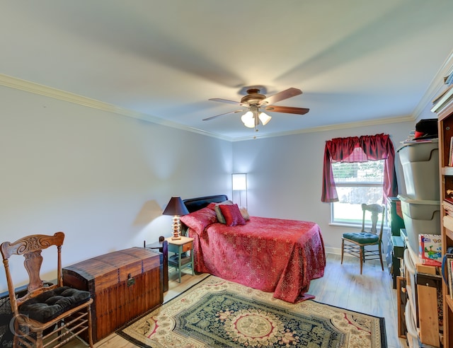 bedroom featuring crown molding, light hardwood / wood-style floors, and ceiling fan