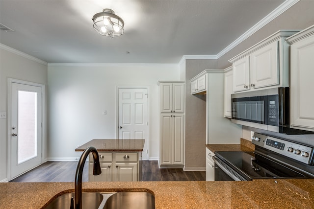 kitchen with sink, white cabinets, appliances with stainless steel finishes, and ornamental molding