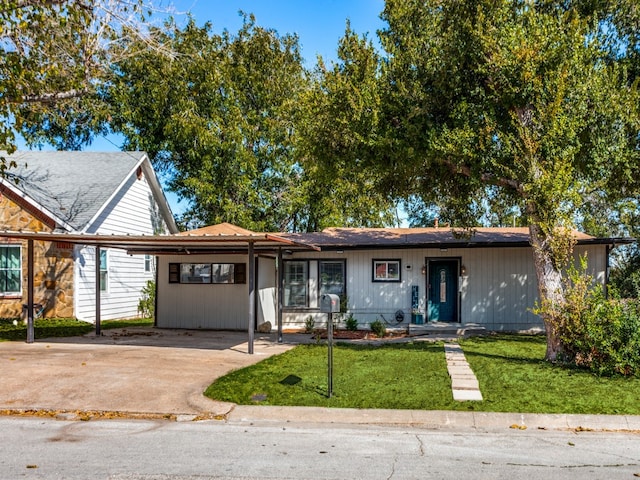 view of front of home with a front lawn and a carport