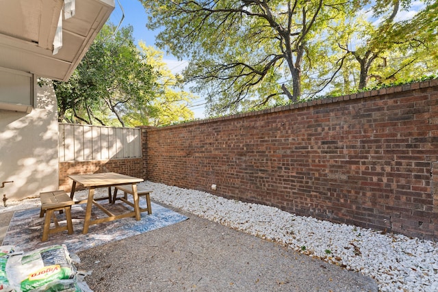 view of yard featuring a patio area