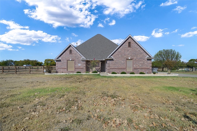 view of front of property featuring a front yard