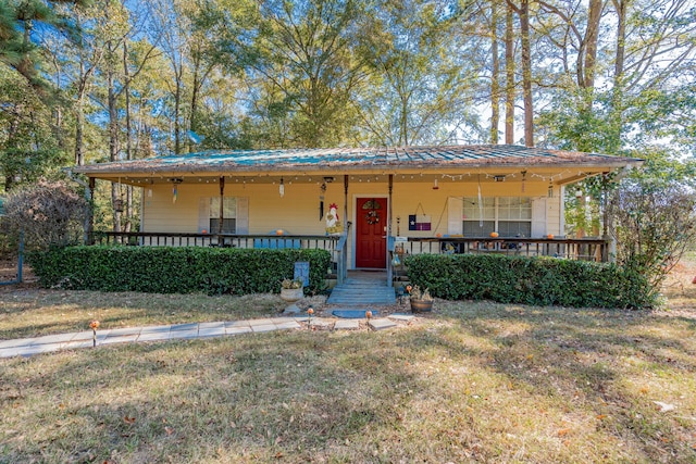 view of front facade featuring a porch and a front yard