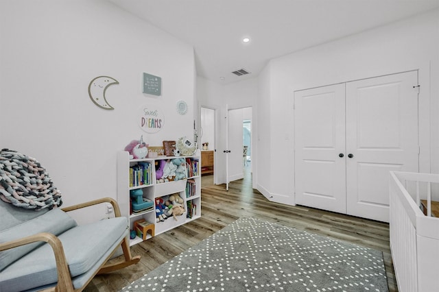 827 Kiowa Dr W, Gainesville, TX 76240 - sitting room featuring wood finished floors and recessed lighting