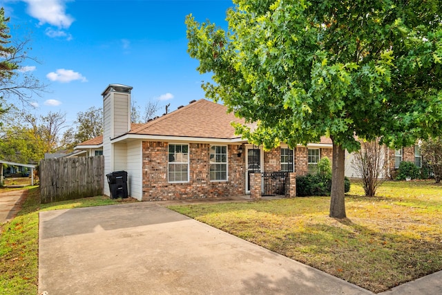 view of front of house featuring a front yard