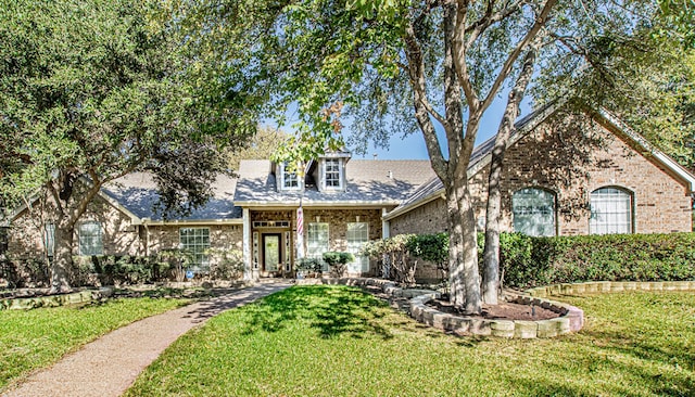 view of front of property featuring a front lawn