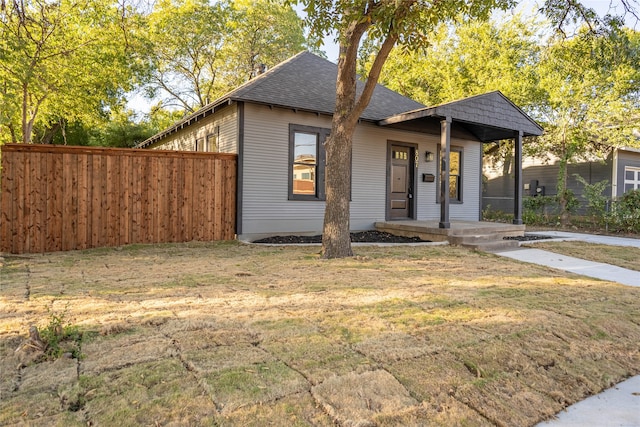 view of front of property featuring covered porch and a front lawn