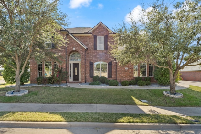 view of front facade featuring a front yard