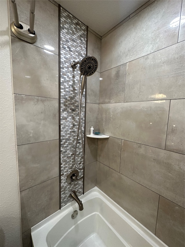 bathroom with tiled shower / bath combo