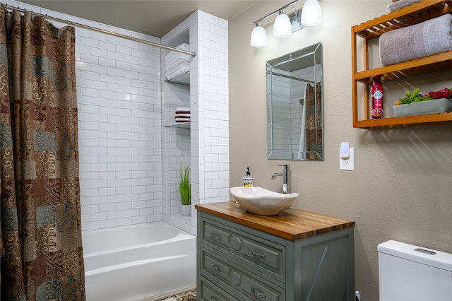 full bathroom featuring vanity, toilet, and shower / tub combo with curtain