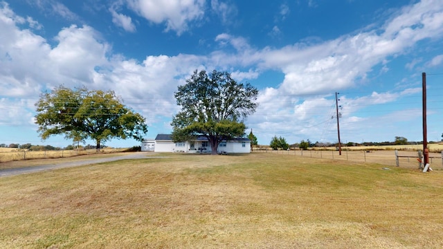 view of yard featuring a rural view