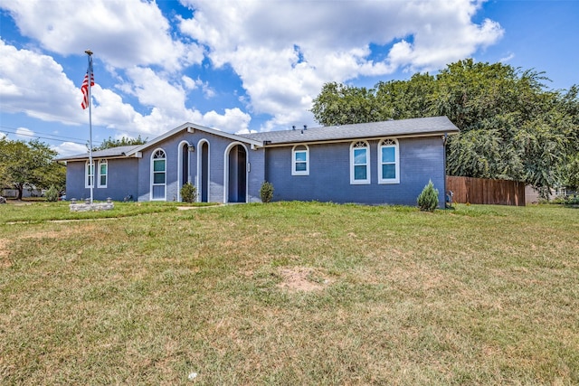 ranch-style home featuring a front lawn