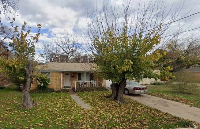 view of front of home with a front lawn and a porch