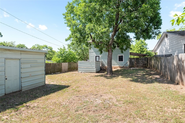 view of yard with a storage unit