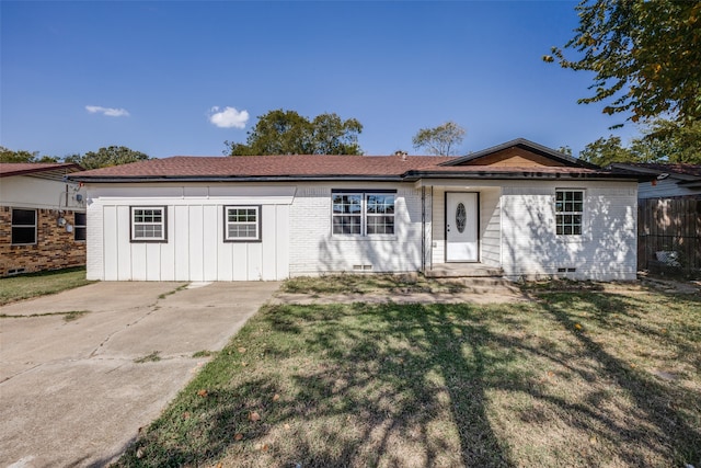 ranch-style house featuring a front lawn