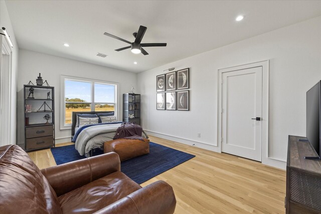 bedroom featuring recessed lighting, light wood finished floors, baseboards, visible vents, and a ceiling fan