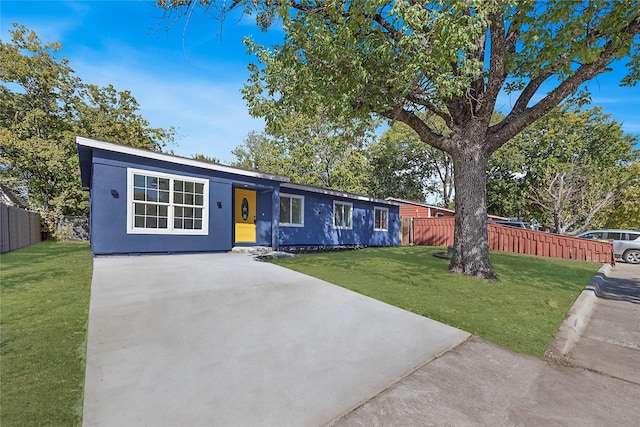 ranch-style house featuring a front lawn