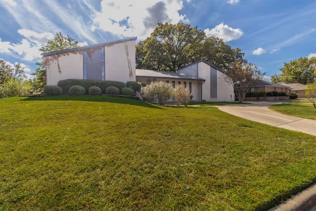 view of front facade featuring a front yard