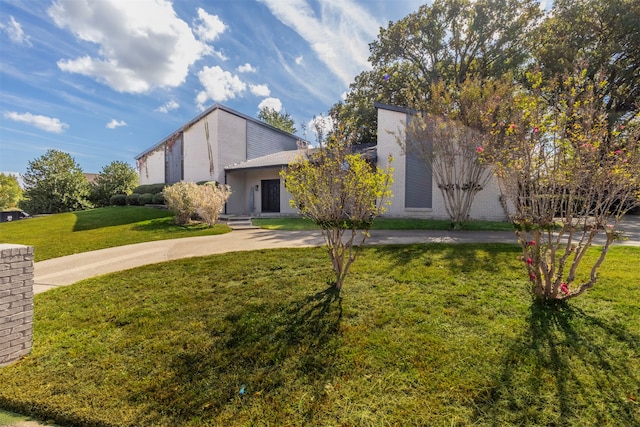 view of front of property featuring a front lawn