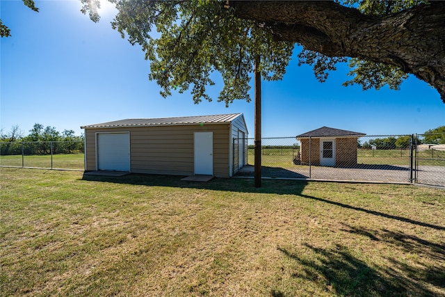 view of yard featuring an outdoor structure