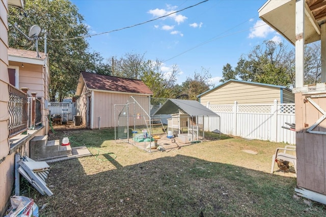 view of yard with a shed