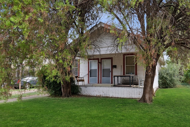 view of front facade with covered porch and a front yard