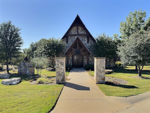 view of front of house featuring a front lawn