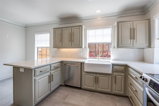 kitchen with sink, kitchen peninsula, stainless steel appliances, gray cabinets, and ornamental molding