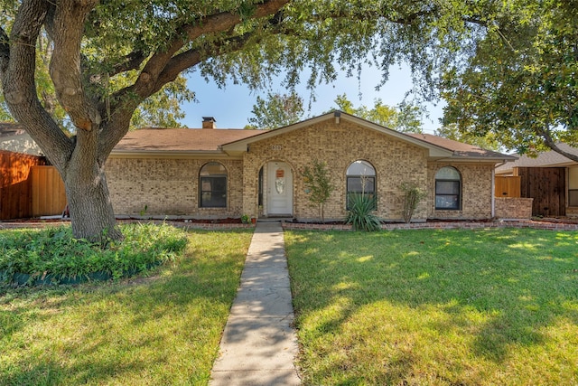 ranch-style house featuring a front yard