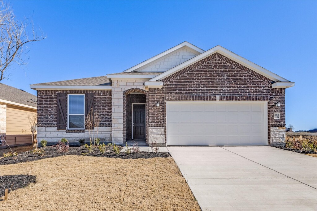 view of front of home featuring a front yard and a garage