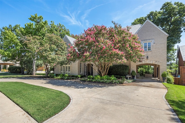 view of front of house with a carport and a front yard