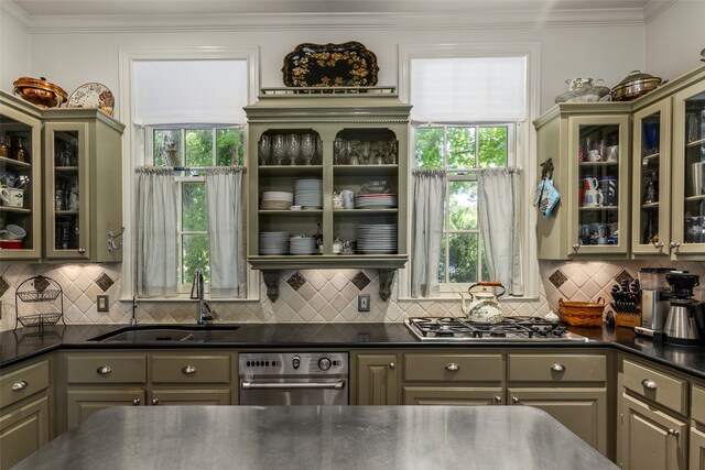 kitchen featuring sink, backsplash, gray cabinets, stainless steel gas stovetop, and ornamental molding