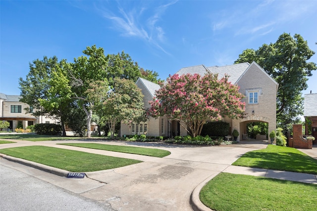 view of front of house featuring a front lawn