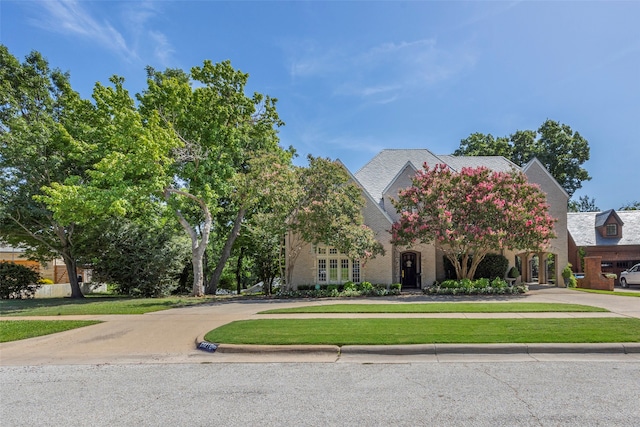 view of front of house featuring a front lawn