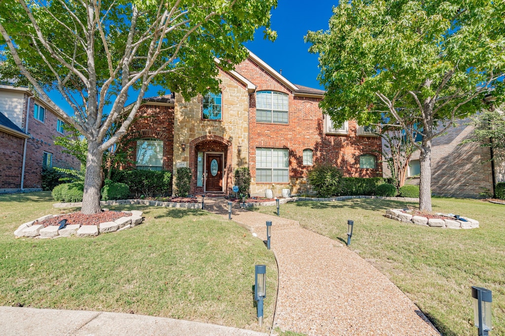 view of front of property featuring a front lawn