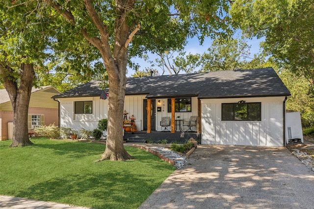 view of front of home featuring a front lawn and covered porch