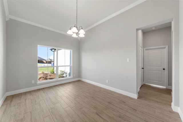 spare room featuring crown molding, a notable chandelier, and light wood-type flooring