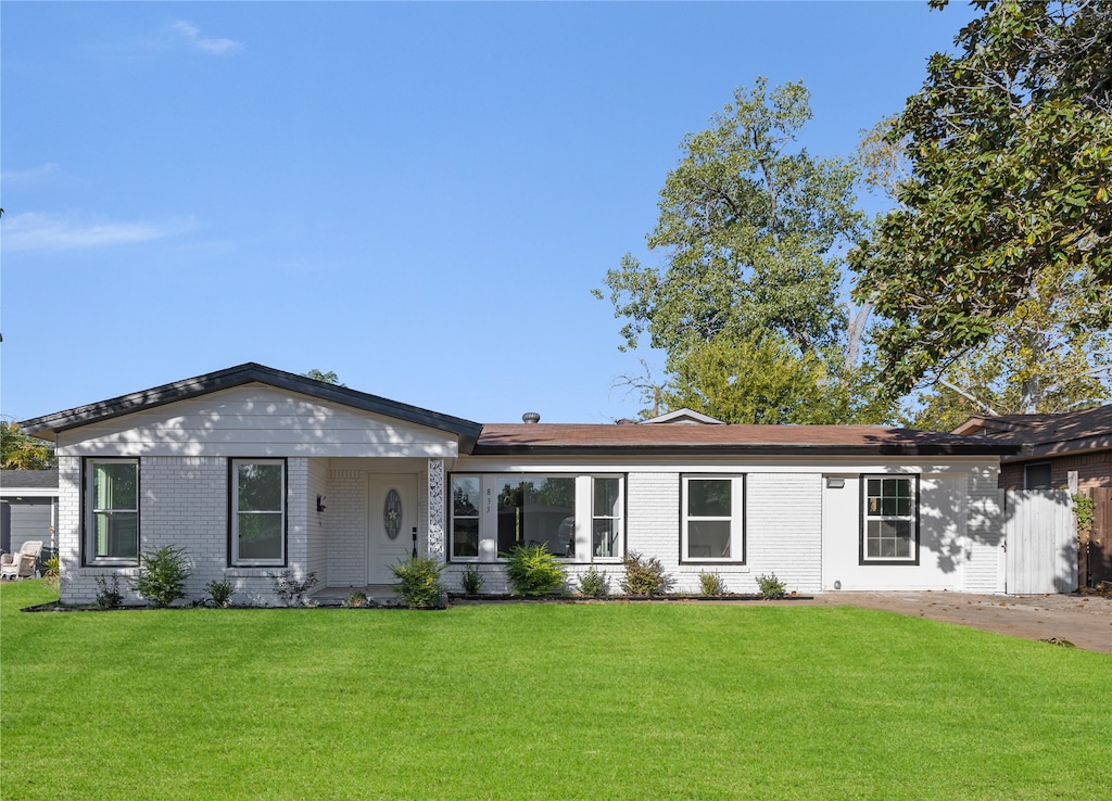 view of front of home with a front lawn