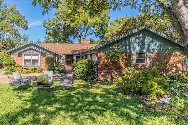 view of front facade with a front yard