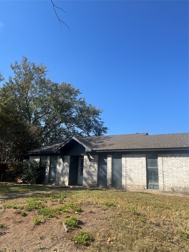 ranch-style house with a front lawn