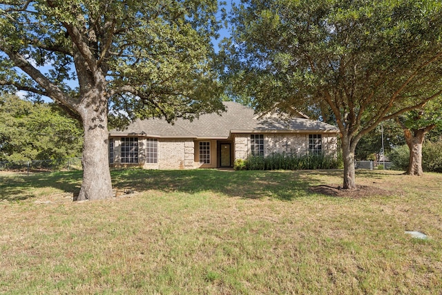 ranch-style home featuring a front lawn